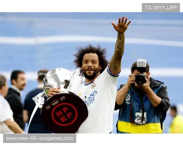 传奇门将退役仪式温情上演，球迷泪洒球场