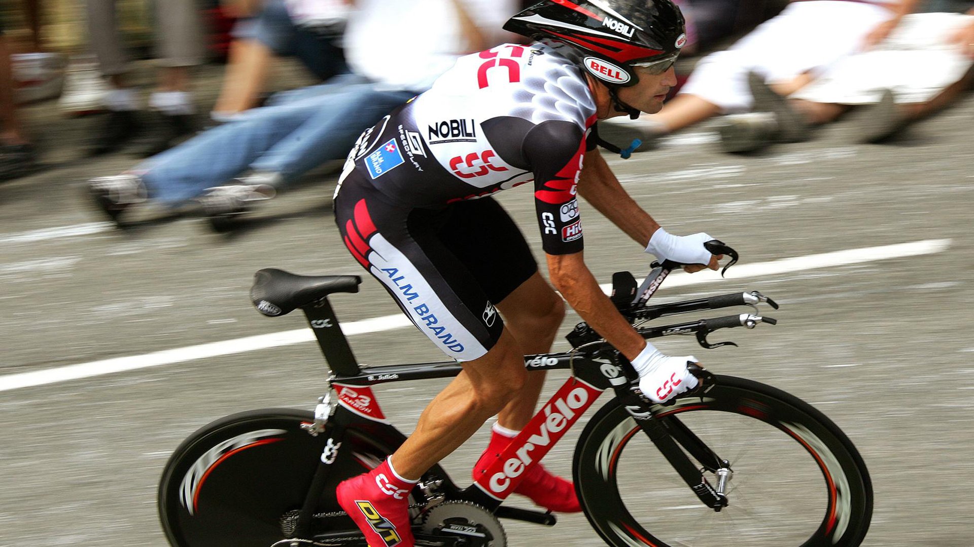 世界杯：退役球星成立慈善基金 将部分商业收入投入草根足球